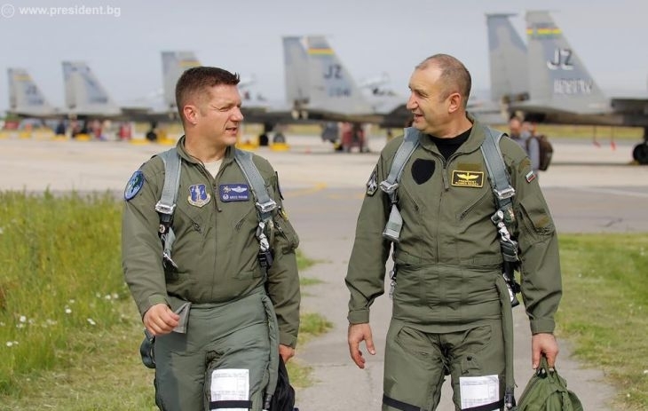 Радев летя с изтребител F-15 по покана на генерал от НАТО 1 3 545