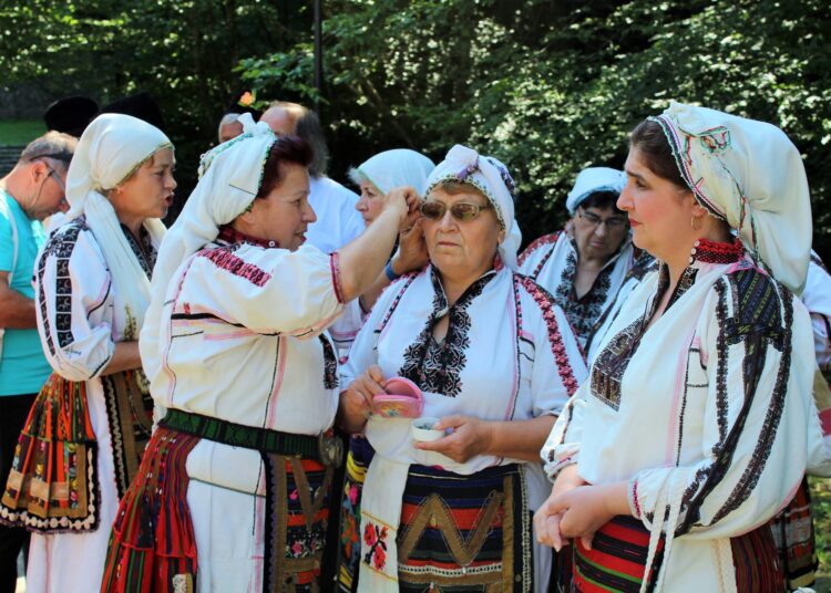 Фолклор от цялата страна на "Празника на народния обичай" в Рибарица(снимки) 1 3 56