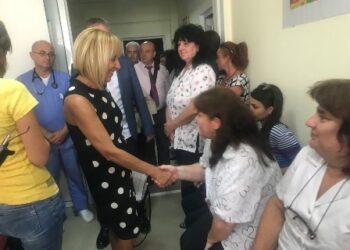 Манолова подкрепя медици във Враца