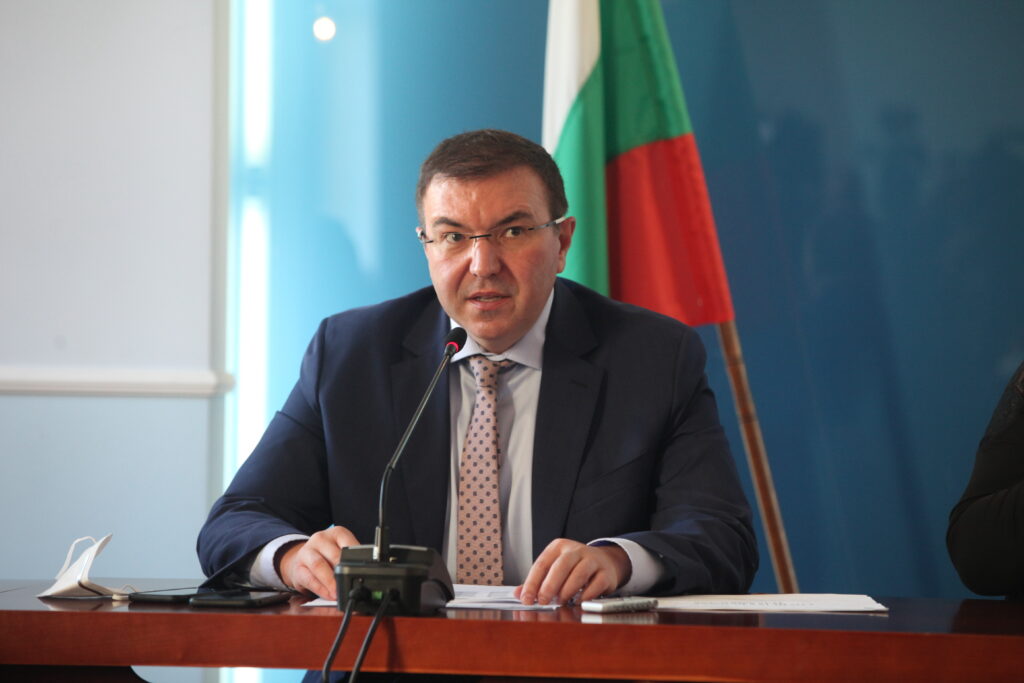 Червена лампа: 50% от пробите може да са с новия щам 1 3 79