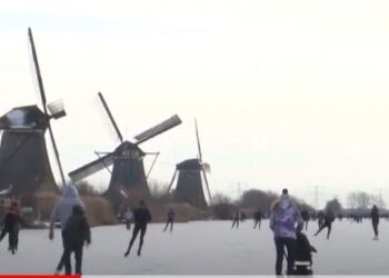 Холандците на кънки по замръзналите канали и езера (Видео)