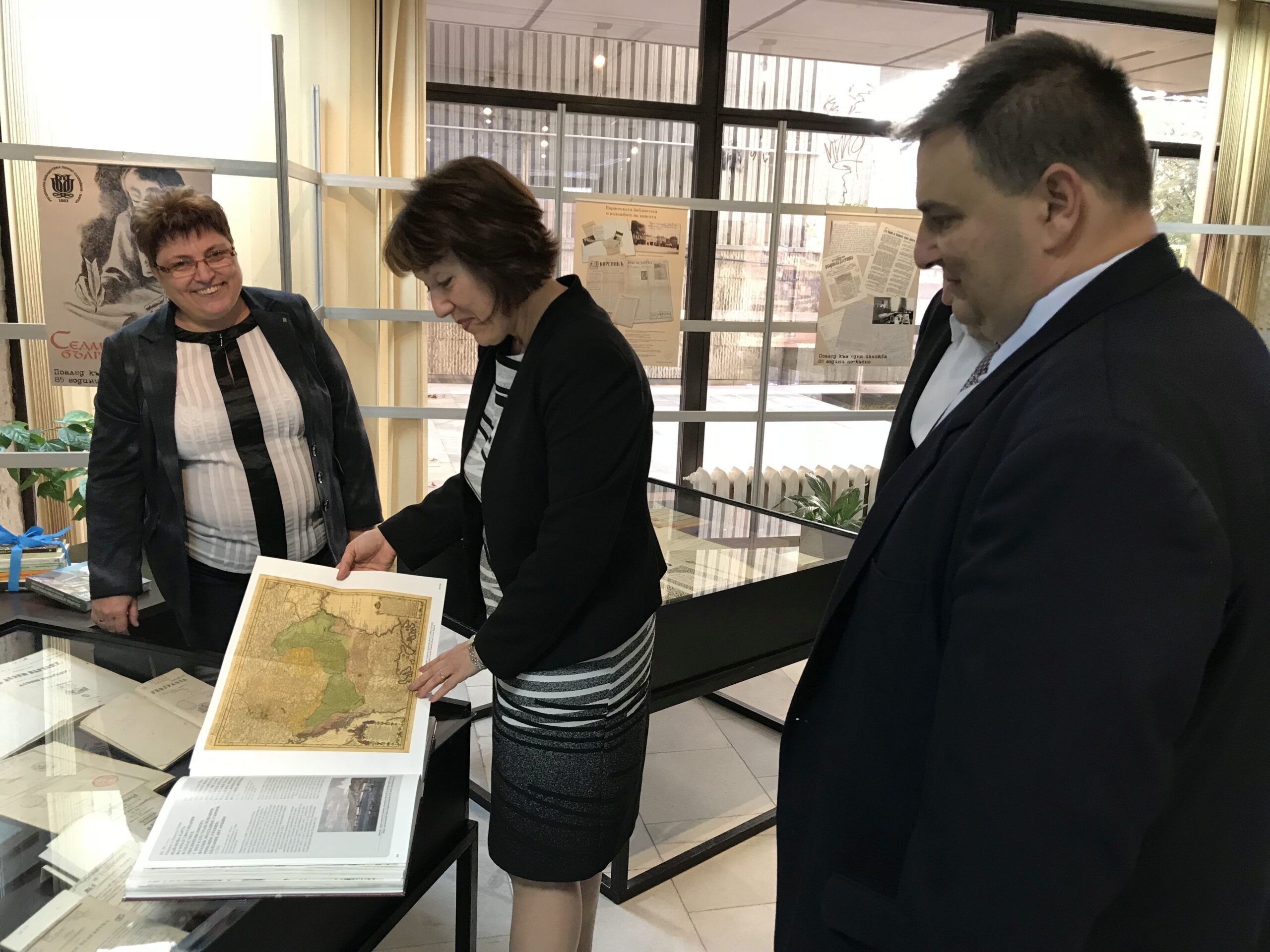 Евродепутат дари книги на варненската библиотека