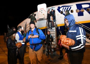 Варна посрещна с хелоуински костюми първия полет на Ryanair