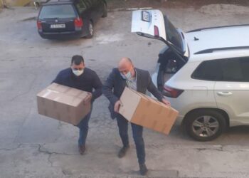 Евродепутат дари 350 защитни облекла на медици