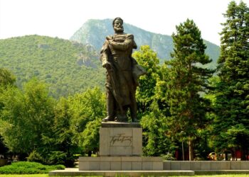 Кмет иска 200 000 лв. за ремонт на знаков паметник