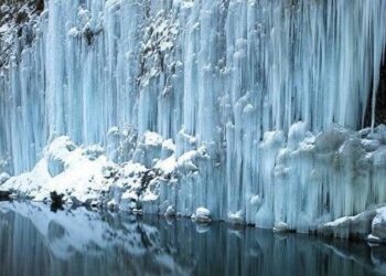 Водопад се премести заради ледени висулки
