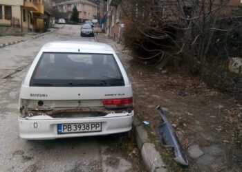 Асеновград чисти ударно тротоари и улици от стари коли