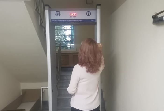 Мерят безконтактно температурата на посетители във ВиК