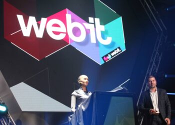 Роботът София откри Webit в София (снимки)