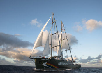 Rainbow Warrior акостира във Варна и Бургас