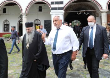 Глобяват Борисов с 300 лв. за без маска в Рилския манастир