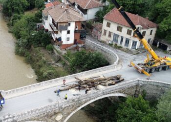 С кранове чистиха сводове на мостове над Янтра във Велико Търново