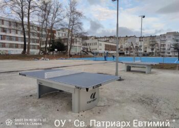 70 маси за тенис в училищните дворове във Варна
