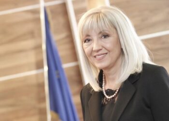 Министър и депутати започват диалог с граждани