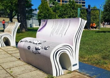 Пейки като книги красят центъра на Бургас
