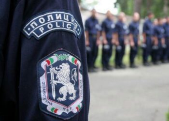 Заплатите на полицаите нагоре с 15% от догодина
