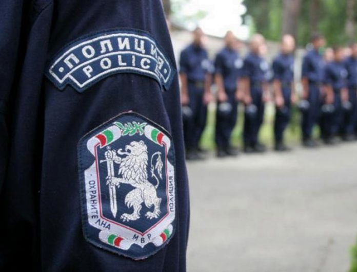 Полицаите на протест "за достойно заплащане" 1 4.11.police protesti 696x532 6