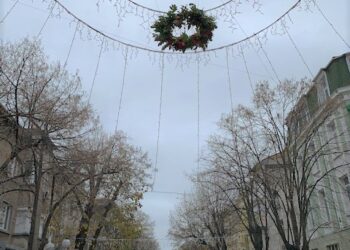 Бургазлии ще се целуват под коледен венец от имел