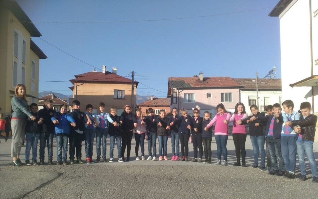 Ученици от Разлог с песен срещу агресията 1 44191117 2372845512829902 3717372427517296640 o