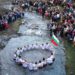 Мъжкото хоро се изви в ледените води на Тунджа