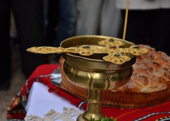Свещеници хвърлят Богоявленския кръст в дворовете на църквите