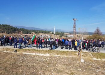 Стотици разложани блокираха пътя за Гърция срещу поскъпването на водата