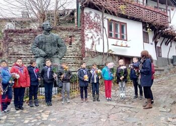 Родолюбци продължават с почистването на паметници