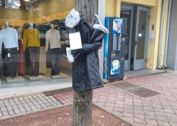 Облякоха дървета с дрехи за хора в нужда