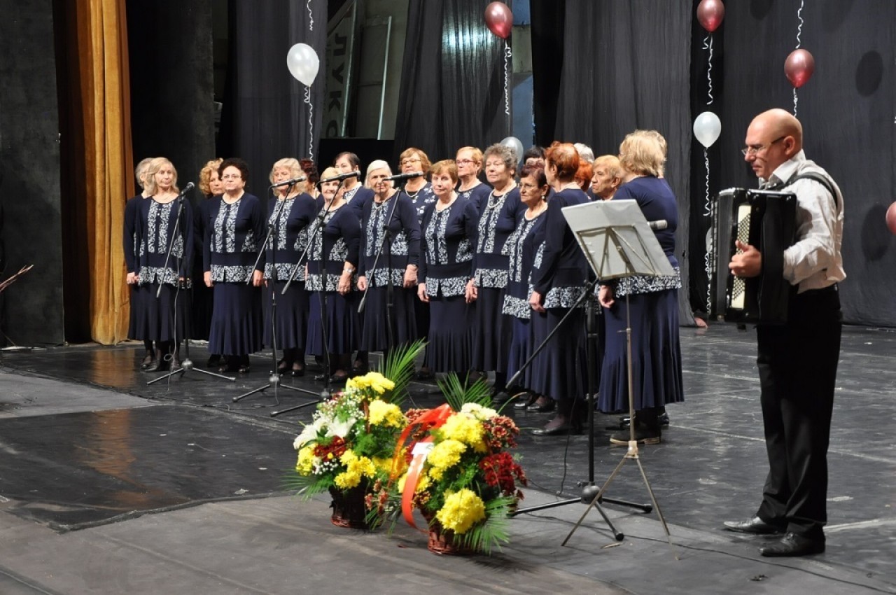 300 пенсионери от фолклорни състави с нови носии 9 300 пенсионери от фолклорни състави с нови носии