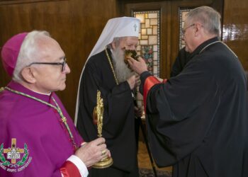 Католическата църква дари мощите на св. Климент на патриарх Неофит