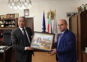 Графити посрещат пътниците на автогара Сливен
