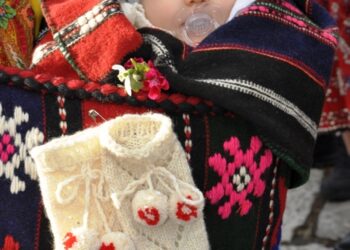Пъстро бабино хоро води туристи в Разлог