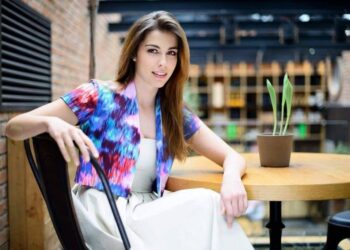 Филмова звезда кани на коктейл във Враца