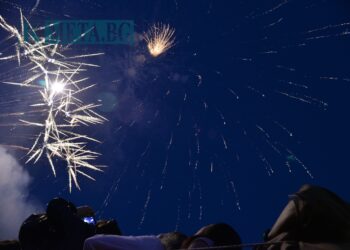 Фойерверки отново палят нощното небе над Каварна