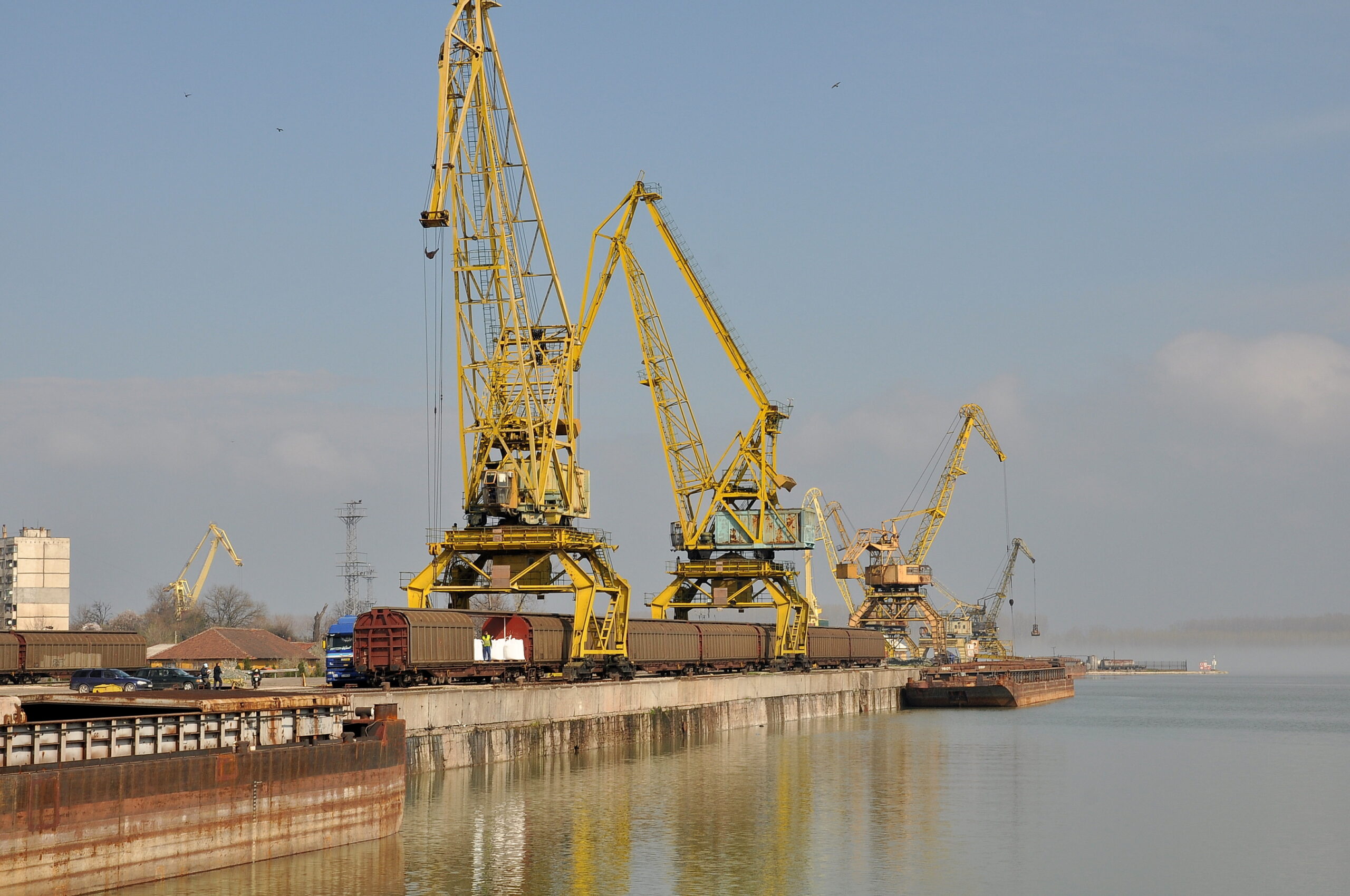 Нивото на Дунав спадна рекордно, кораби спират