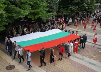 Шествие с огромен трибагреник във Враца