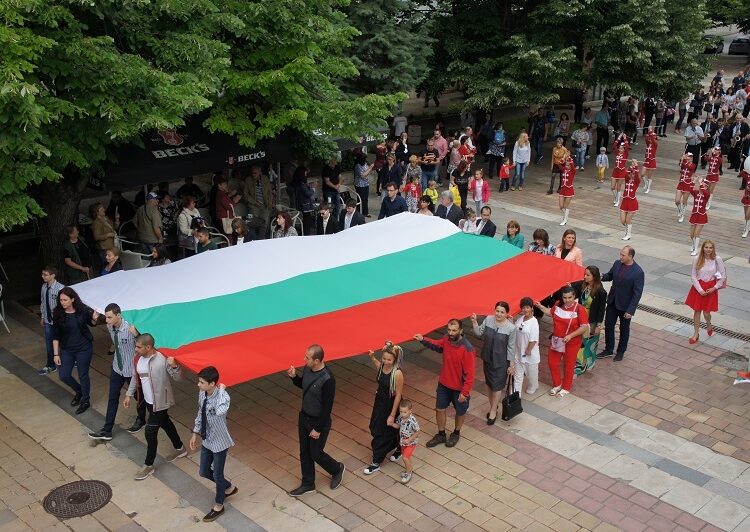 Шествие с огромен трибагреник във Враца 1 5 284