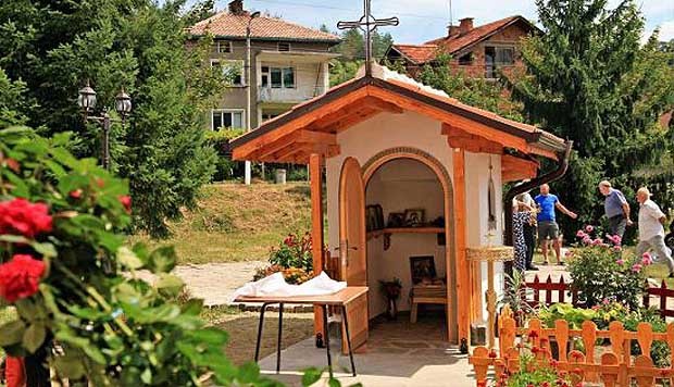 Миряни издигнаха параклис в Бобов дол