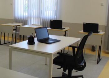 Гимназия в Бургас оформя стаите си като IT офиси