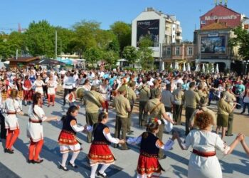 Над 450 танцьори на “Хоро край лазурния бряг” в Бургас