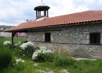 Вече 5 години 4-вековен храм посреща отново миряни