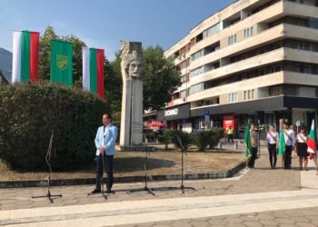 Почести за боен герой събраха десетки във Враца