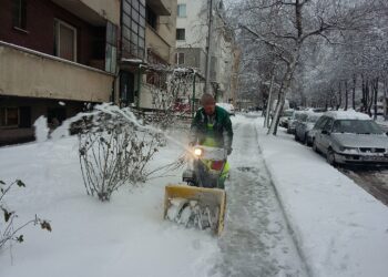 Над 140 работници чистят спирки и тротоари във Враца