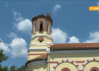Мълния удари купола на църква