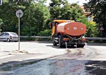 Оросяват улиците в Търговище заради жегата