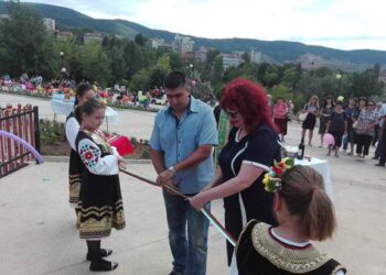 Три детски площадки за ден откриха в Бобов дол