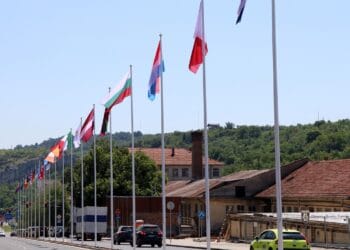 33 знамена красят улица „Магистрална” във Велико Търново