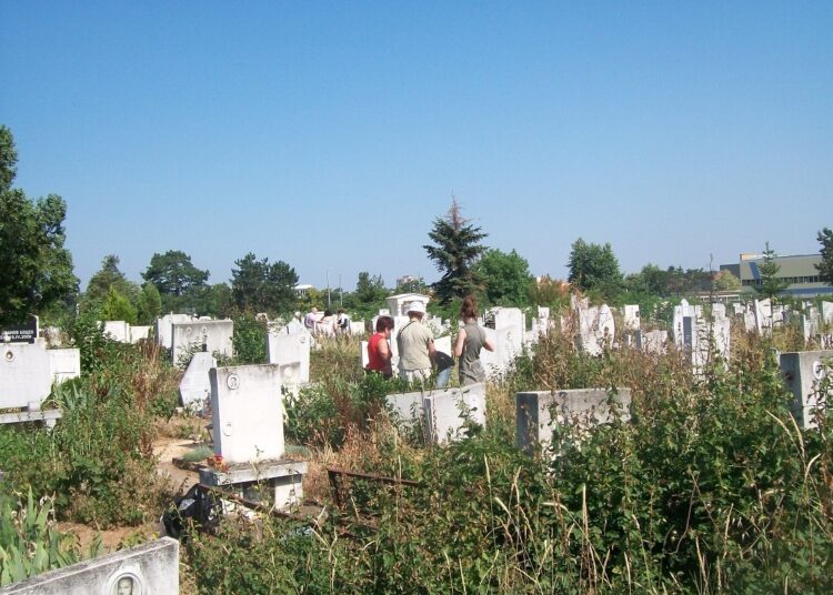 Затворници чистят гробищa, превърнати в джунгли 1 57786714 d8d7 bbff 3