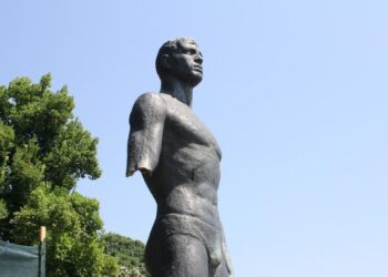 Възстановяват паметника на плувеца във Видин