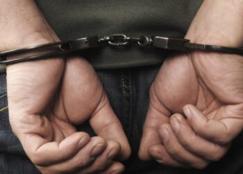 Надзирател отива на съд за търговия със затворници